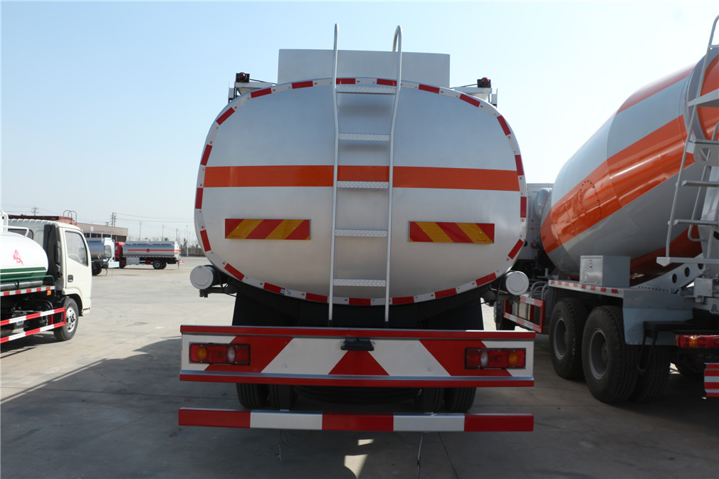 東風(fēng)天錦小三軸20方運(yùn)油車(chē)