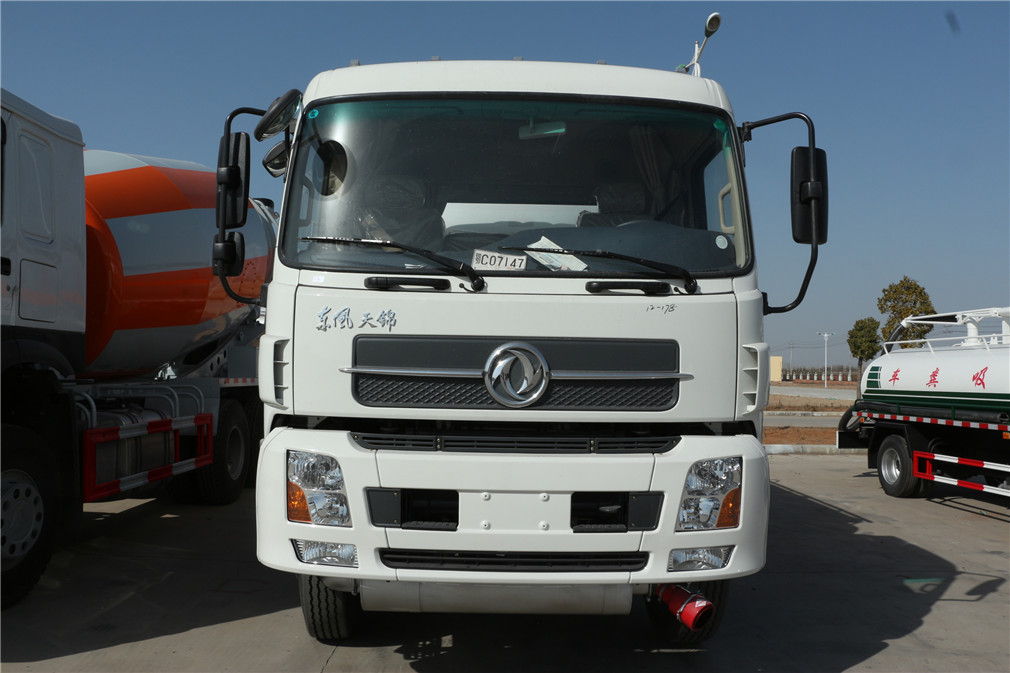 東風(fēng)天錦小三軸20方運(yùn)油車(chē)