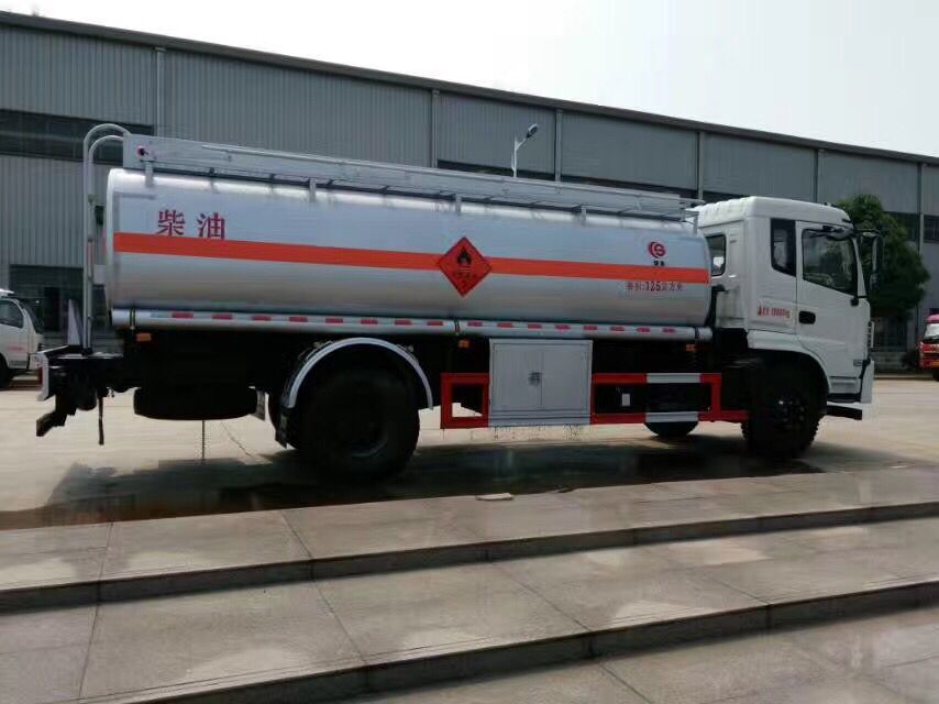  國(guó)五東風(fēng)專底運(yùn)油車(chē)