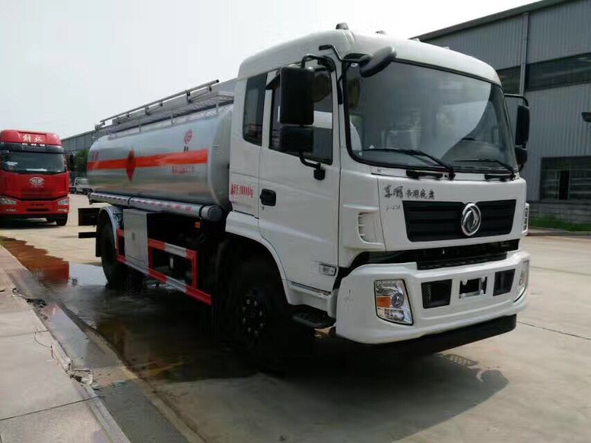  國(guó)五東風(fēng)專底運(yùn)油車(chē)